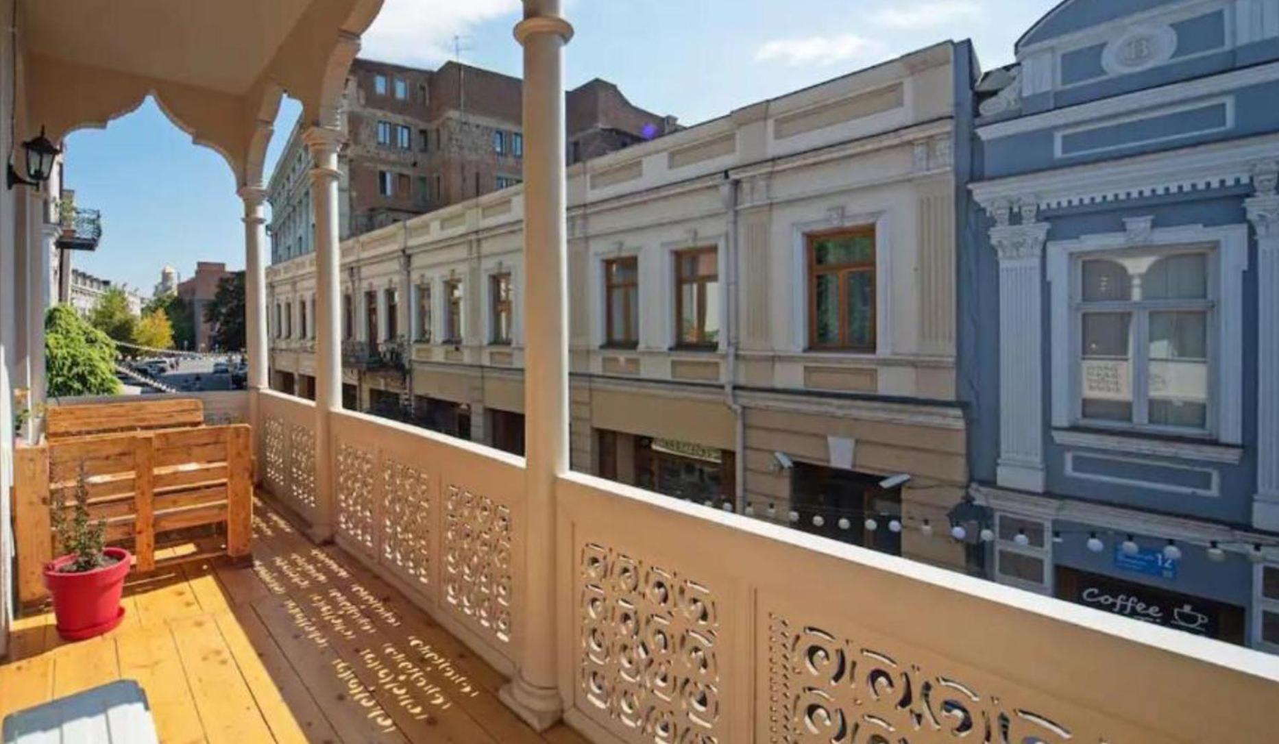 Balcony Escape * 第比利斯